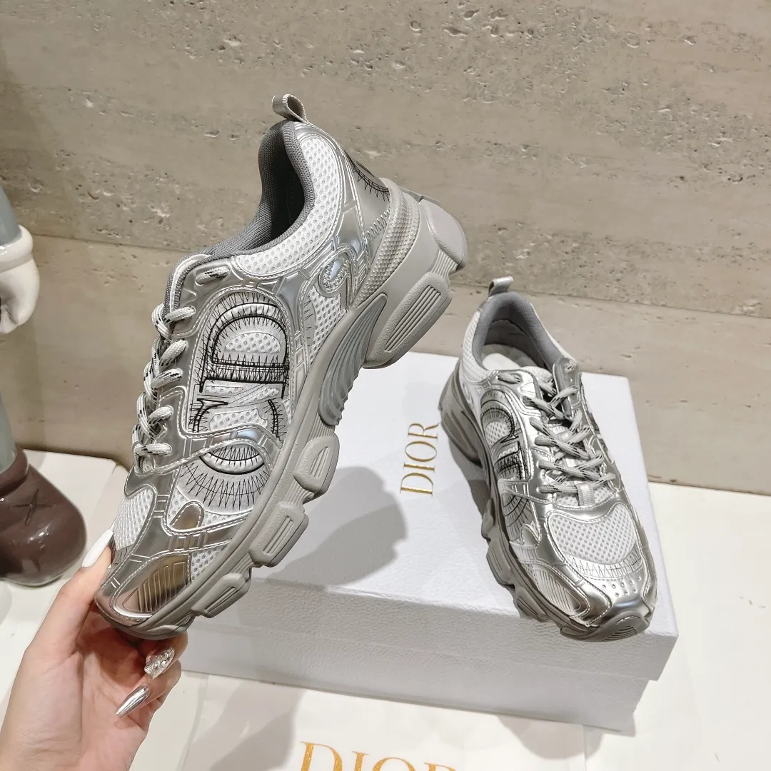 👟👟Ex-factory price 560👟👟 (top version) The latest hot model, the star model 2024 main hot product, the newly released Dior Dior Chrono new casual sports shoes, running shoes and dad shoes are really cool, full of futuristic feeling! Really cool! Once again interpreting Dior's concept of cool fashion, the lucky star will bless you with good luck. The new EVA sole is super light and super soft! A perfect replica of the original! Fully matched material and mold! ! 35-40